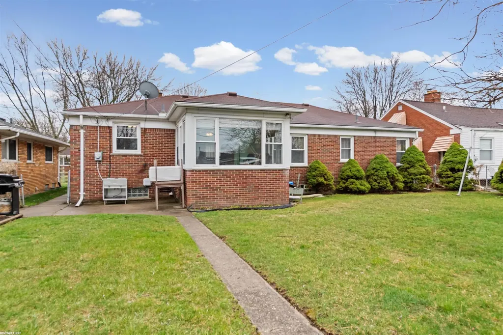 21831 Edgewood Street St. Clair Shores City MI 48080