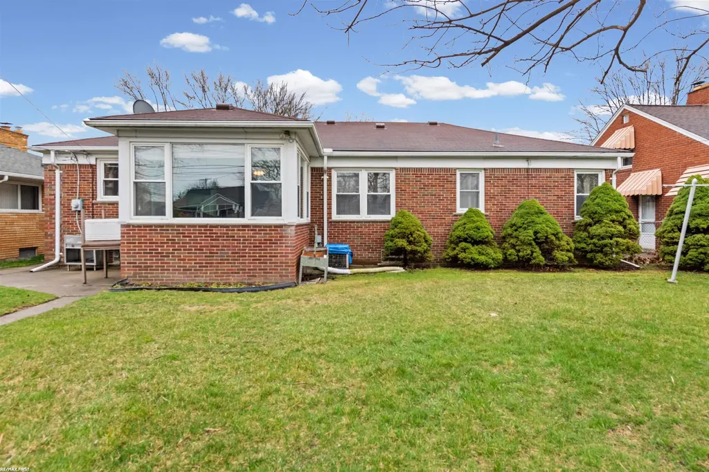 21831 Edgewood Street St. Clair Shores City MI 48080