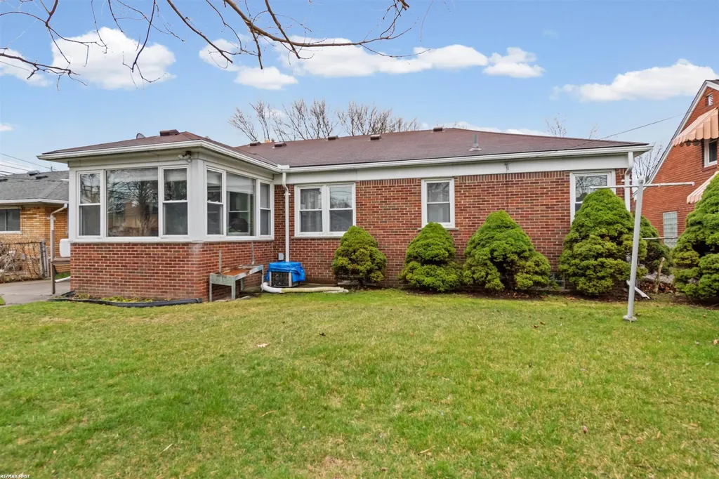 21831 Edgewood Street St. Clair Shores City MI 48080
