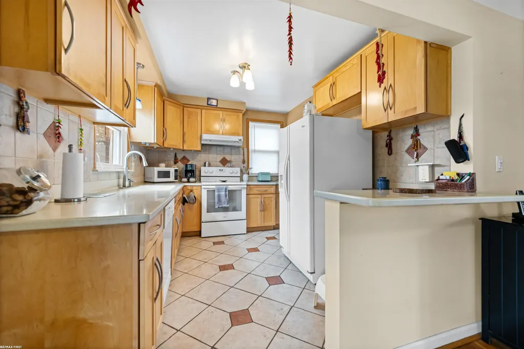 21831 Edgewood Street St. Clair Shores City MI 48080