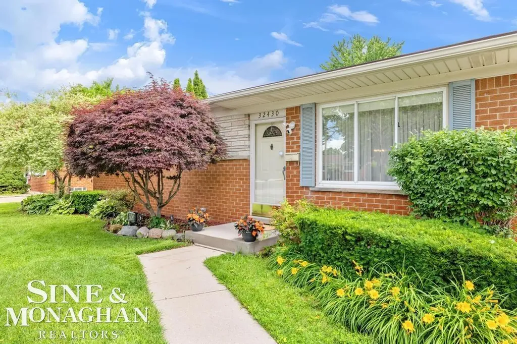 32430 Gloede Drive Warren City MI 48088