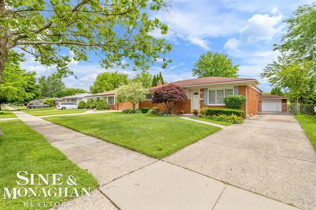 32430 Gloede Drive Warren City MI 48088