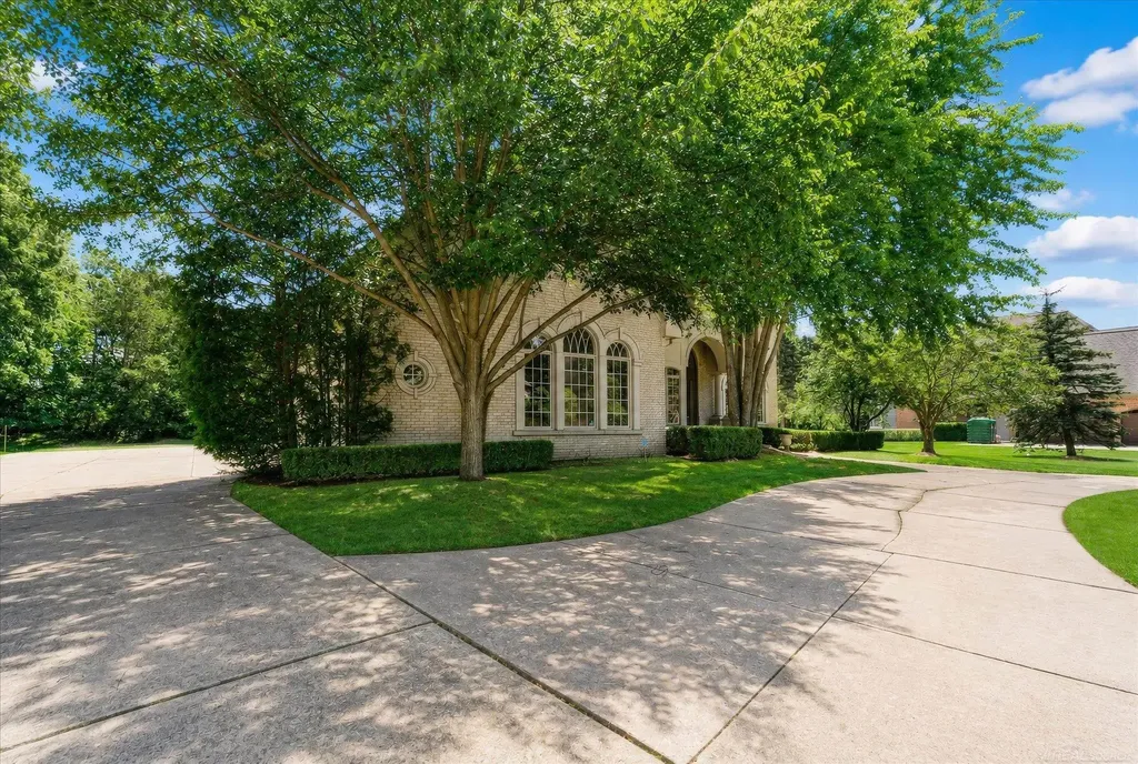 5539 Carrollton Court Oakland Charter Township MI 48306