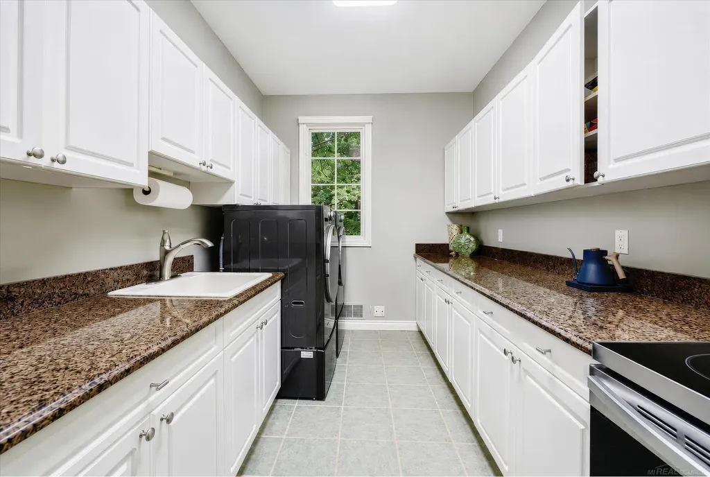 5539 Carrollton Court Oakland Charter Township MI 48306
