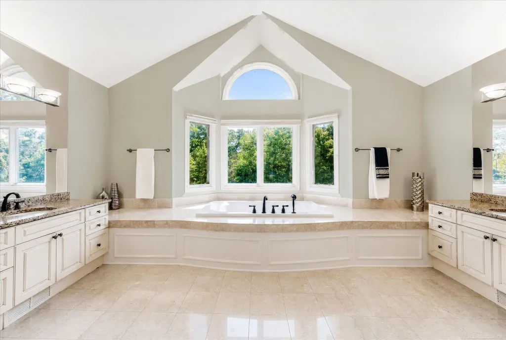 5539 Carrollton Court Oakland Charter Township MI 48306