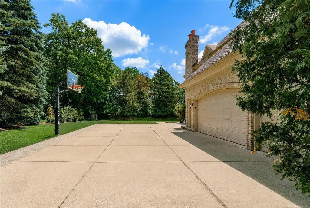 5539 Carrollton Court Oakland Charter Township MI 48306