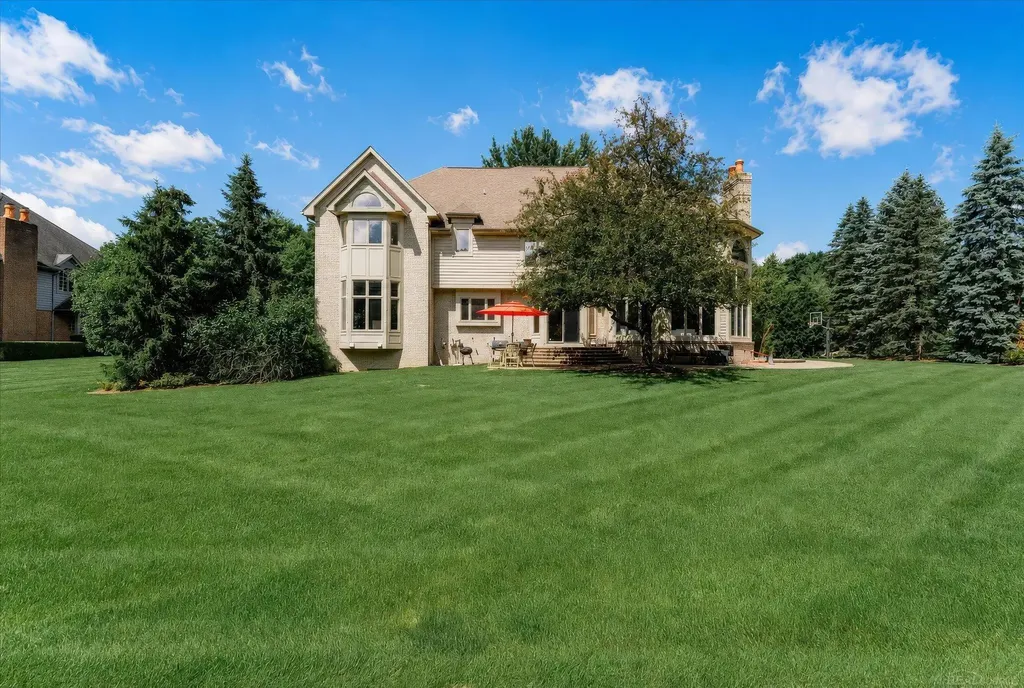 5539 Carrollton Court Oakland Charter Township MI 48306