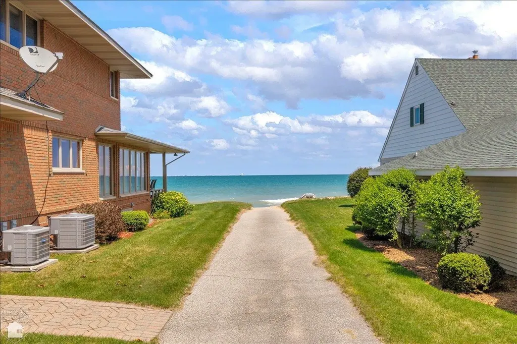 3079 Sandy Oaks Lane Fort Gratiot Charter Township MI 48059