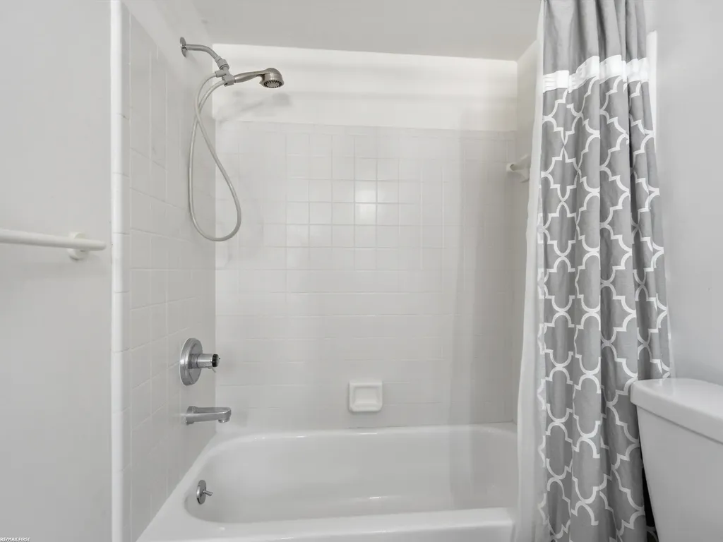 6737 Copper Creek Drive Washington Township MI 48094