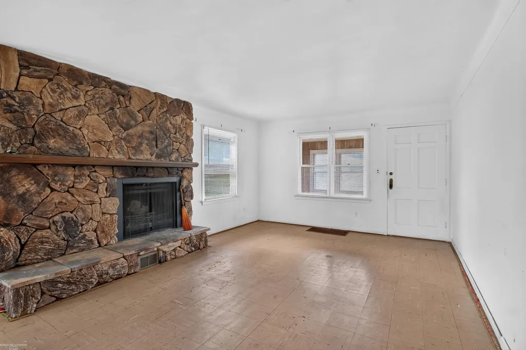 37191 Dundee Street Sterling Heights City MI 48310