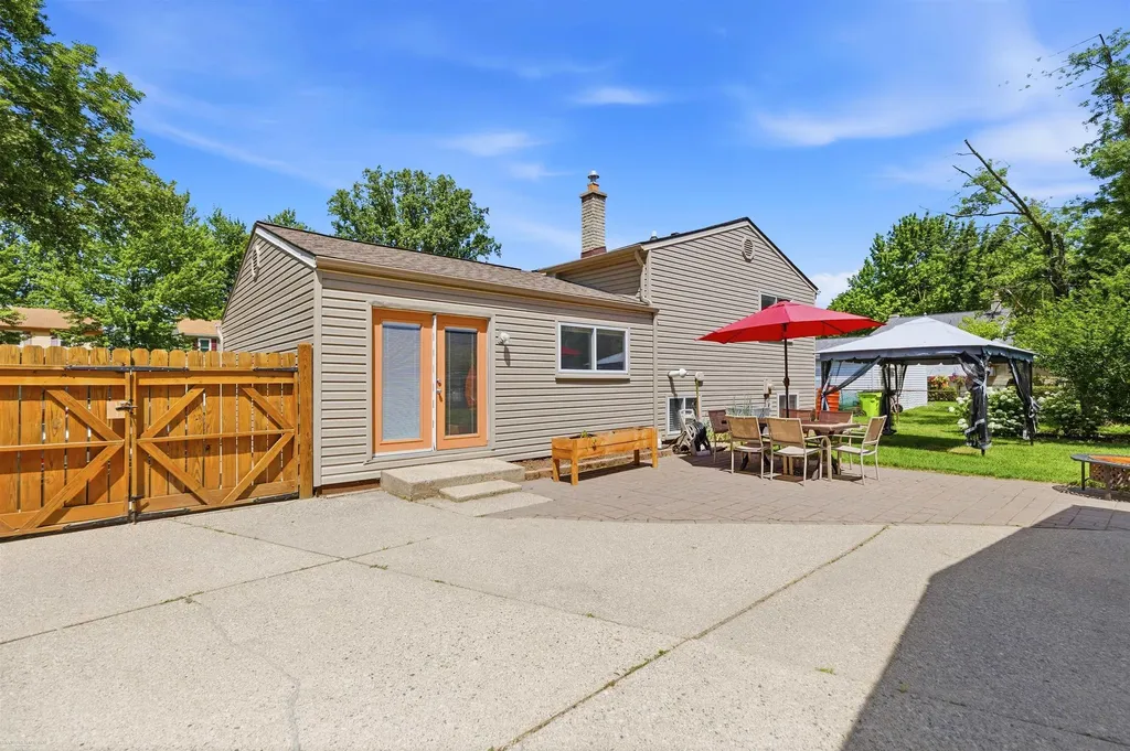 41688 Tetley Dr Drive Sterling Heights City MI 48313