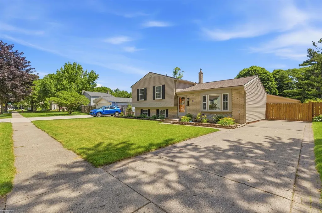 41688 Tetley Dr Drive Sterling Heights City MI 48313