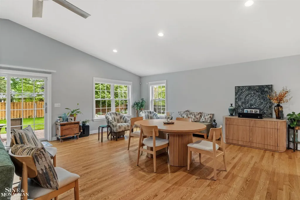 1061 N Renaud Road Grosse Pointe Woods City MI 48236