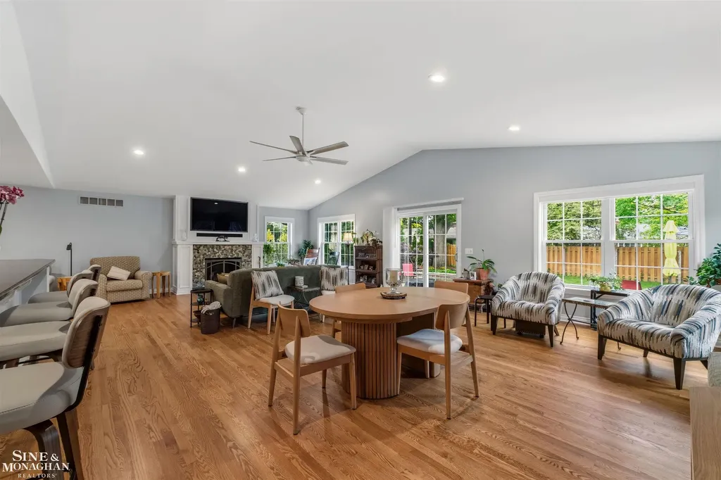 1061 N Renaud Road Grosse Pointe Woods City MI 48236