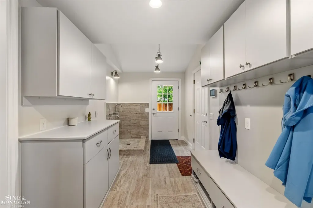 1061 N Renaud Road Grosse Pointe Woods City MI 48236