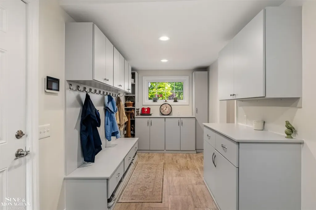 1061 N Renaud Road Grosse Pointe Woods City MI 48236