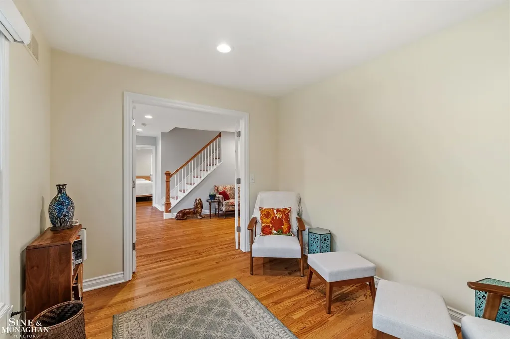 1061 N Renaud Road Grosse Pointe Woods City MI 48236