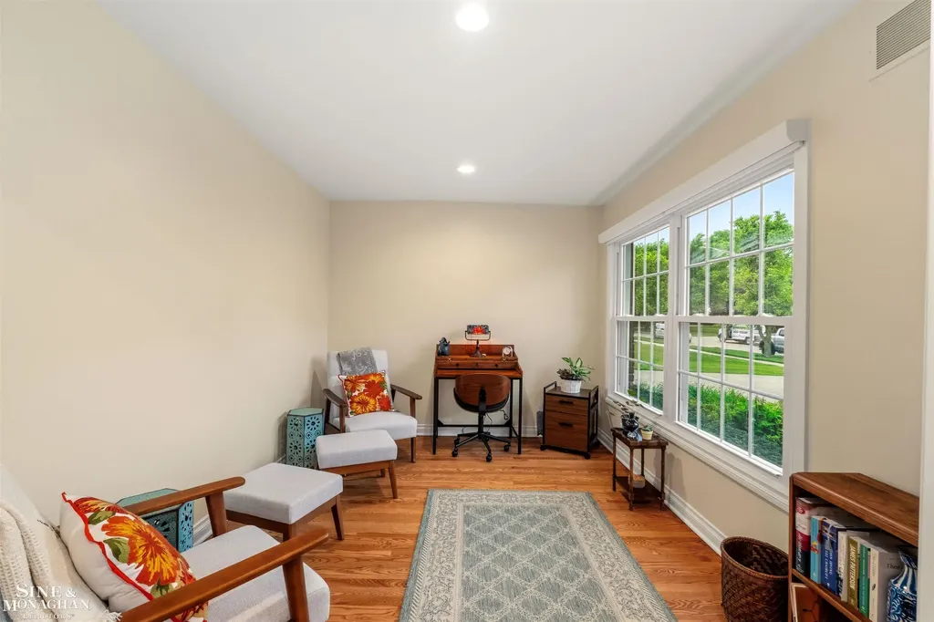 1061 N Renaud Road Grosse Pointe Woods City MI 48236