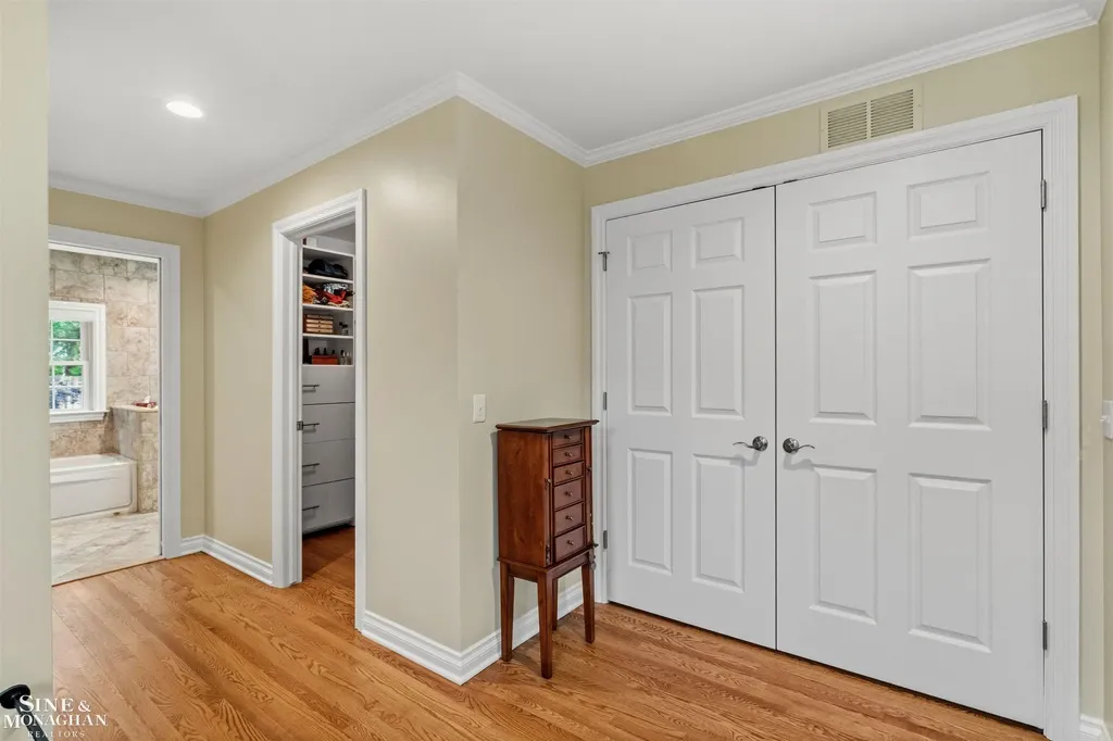 1061 N Renaud Road Grosse Pointe Woods City MI 48236