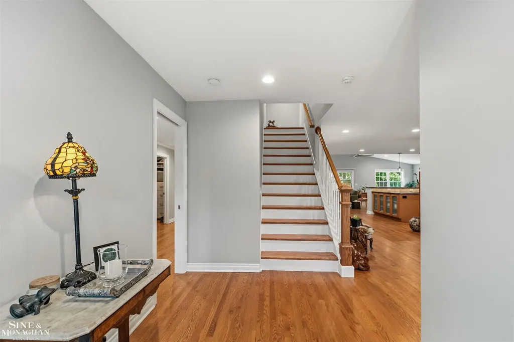 1061 N Renaud Road Grosse Pointe Woods City MI 48236