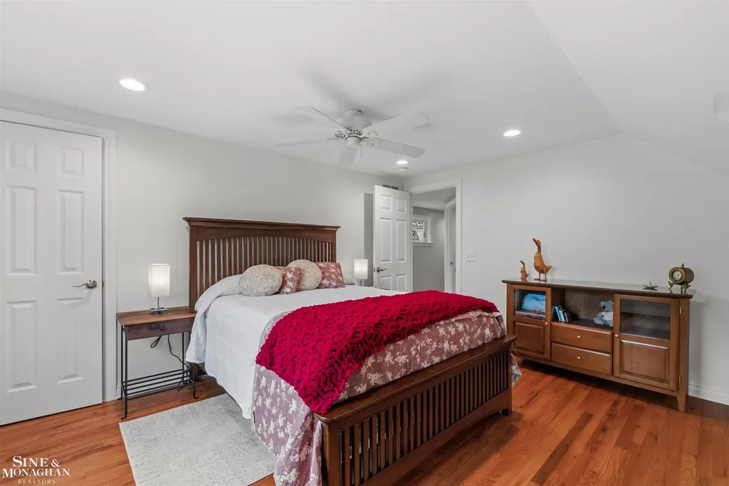 1061 N Renaud Road Grosse Pointe Woods City MI 48236