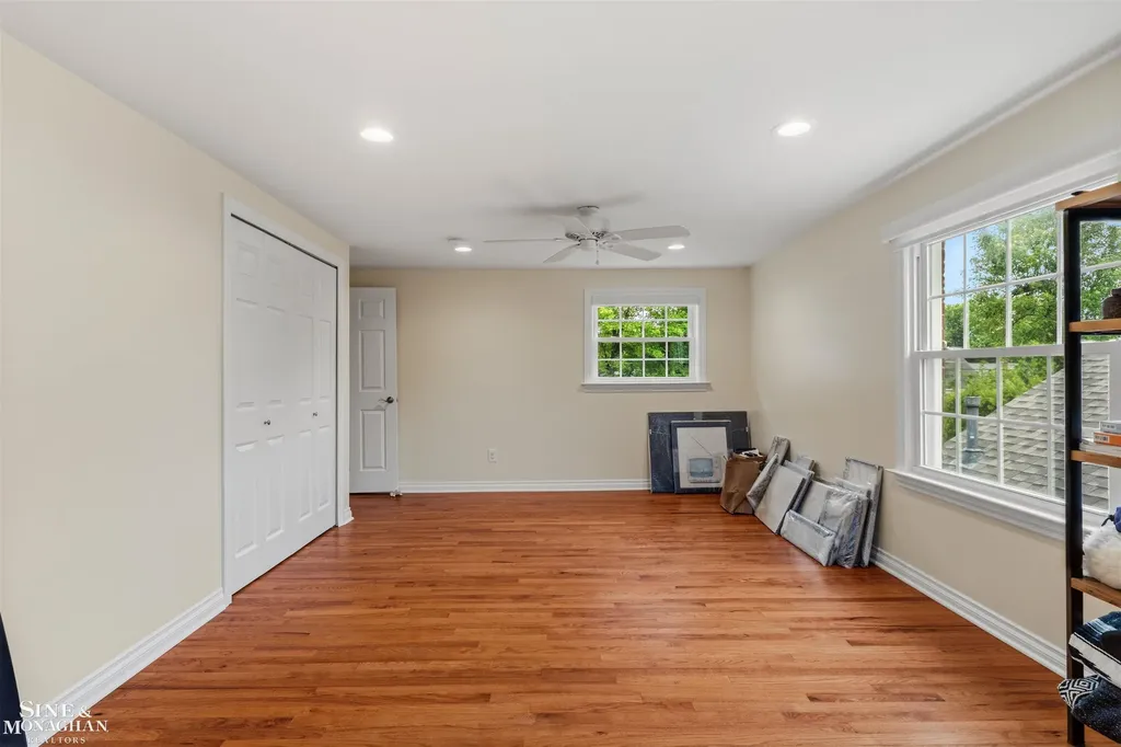 1061 N Renaud Road Grosse Pointe Woods City MI 48236