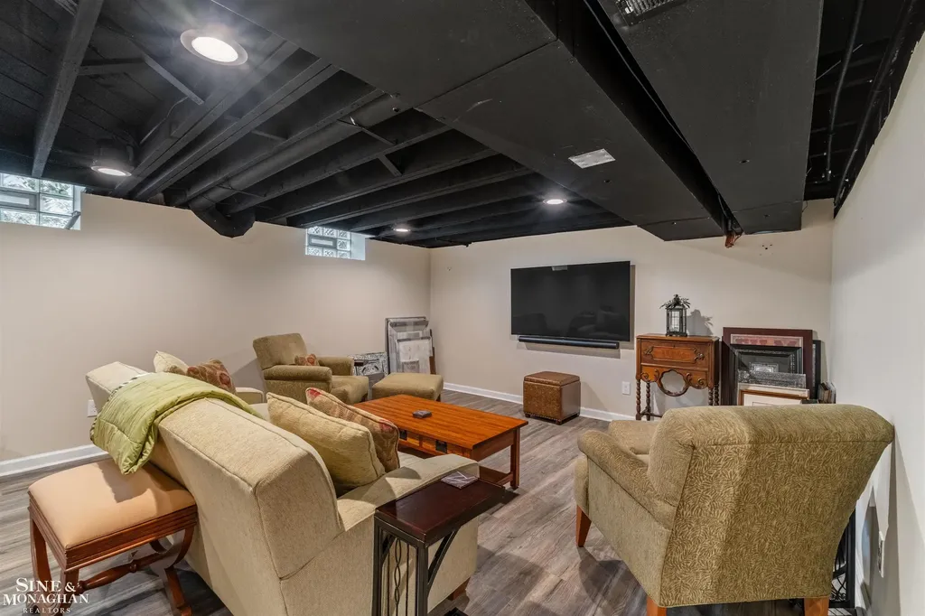 1061 N Renaud Road Grosse Pointe Woods City MI 48236