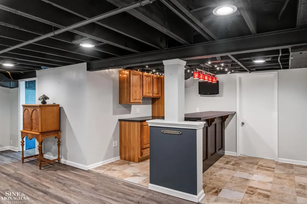1061 N Renaud Road Grosse Pointe Woods City MI 48236