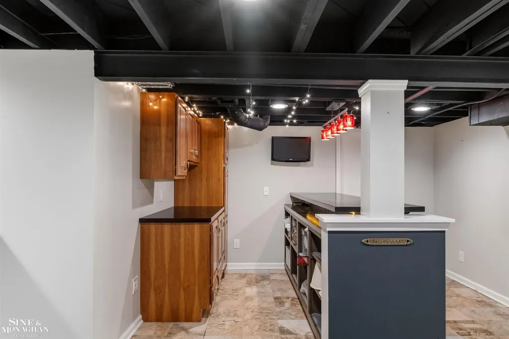 1061 N Renaud Road Grosse Pointe Woods City MI 48236