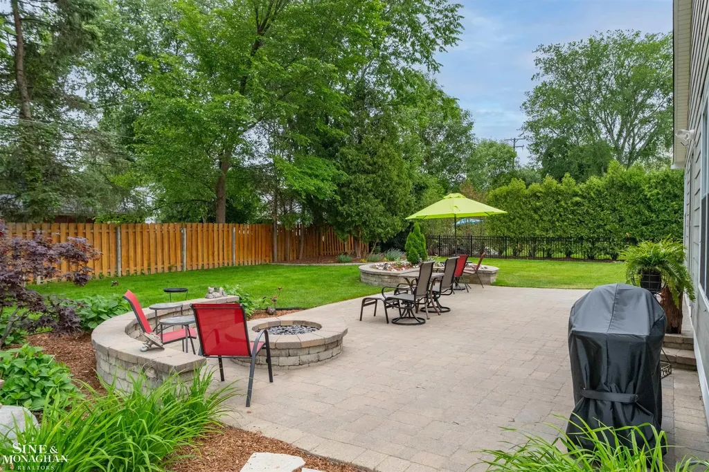 1061 N Renaud Road Grosse Pointe Woods City MI 48236