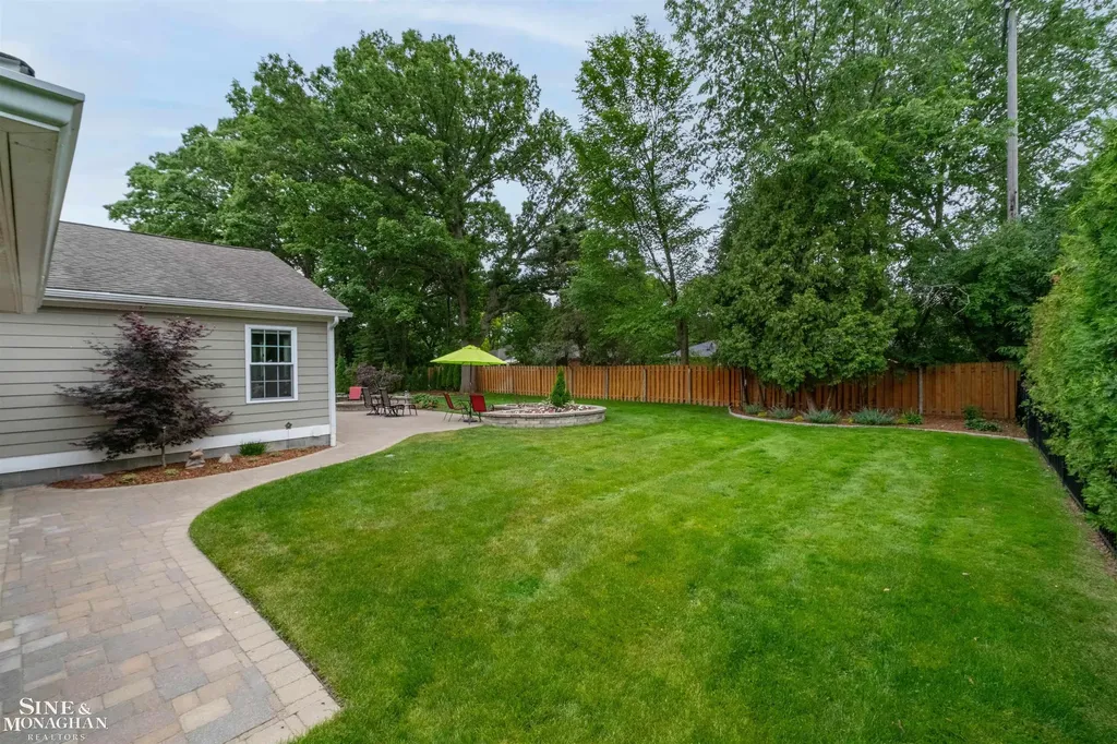 1061 N Renaud Road Grosse Pointe Woods City MI 48236