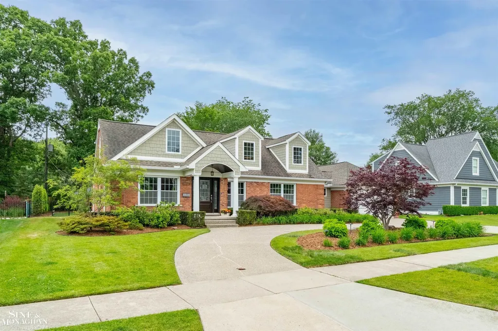 1061 N Renaud Road Grosse Pointe Woods City MI 48236