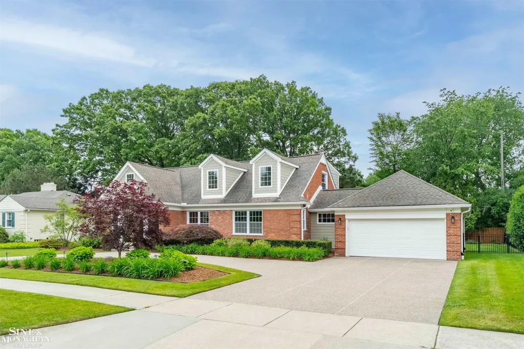 1061 N Renaud Road Grosse Pointe Woods City MI 48236