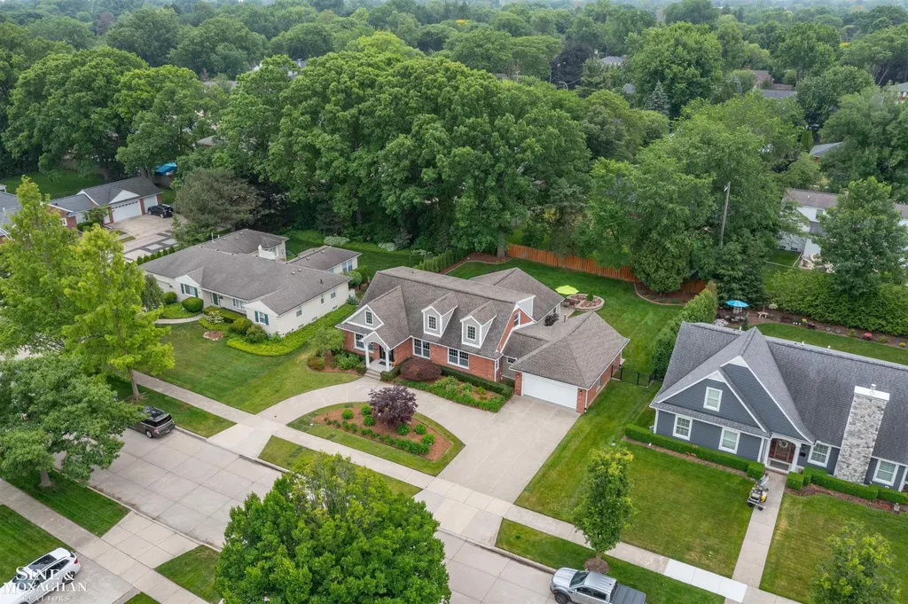 1061 N Renaud Road Grosse Pointe Woods City MI 48236