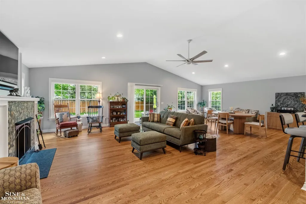 1061 N Renaud Road Grosse Pointe Woods City MI 48236