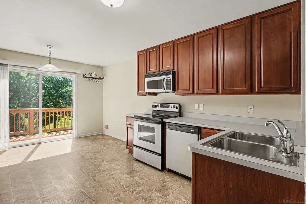 111 S Vista Drive Auburn Hills City MI 48326