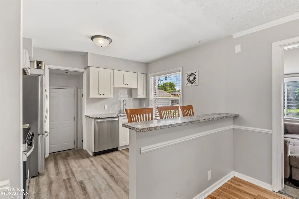 19282 Raymond Street Grosse Pointe Woods City MI 48236