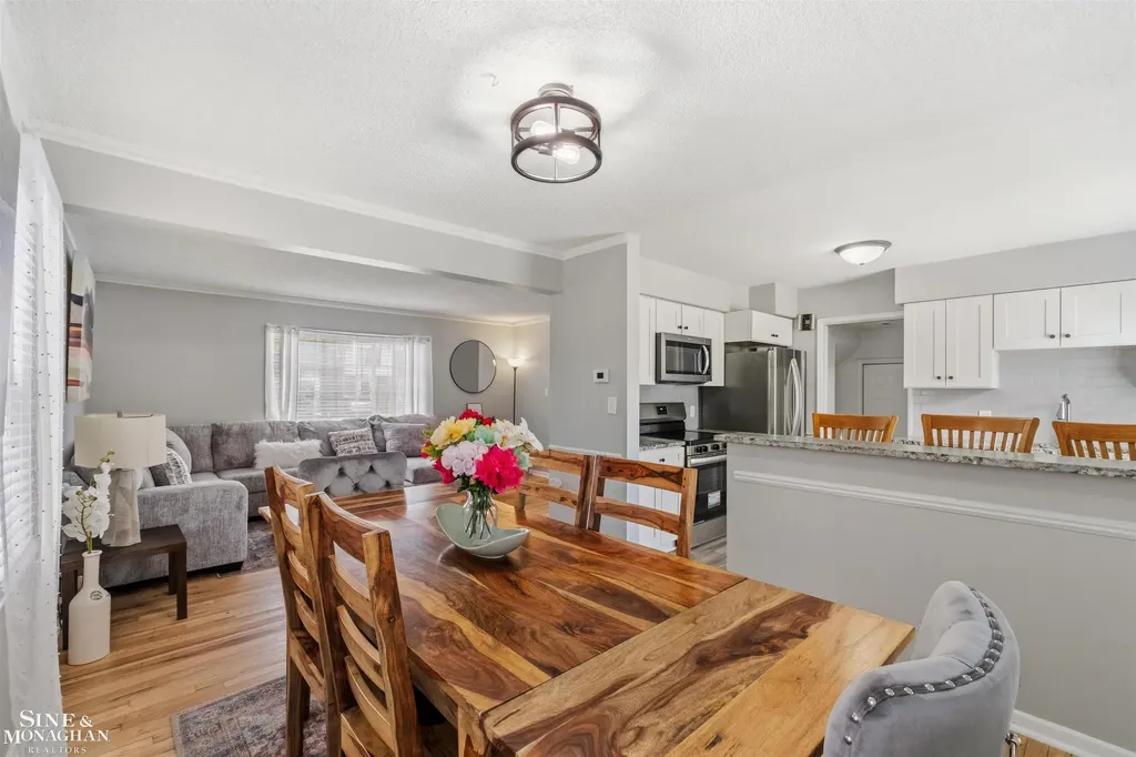 19282 Raymond Street Grosse Pointe Woods City MI 48236