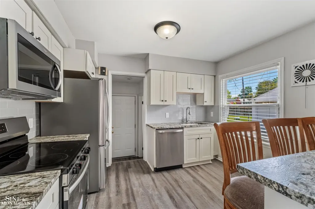 19282 Raymond Street Grosse Pointe Woods City MI 48236