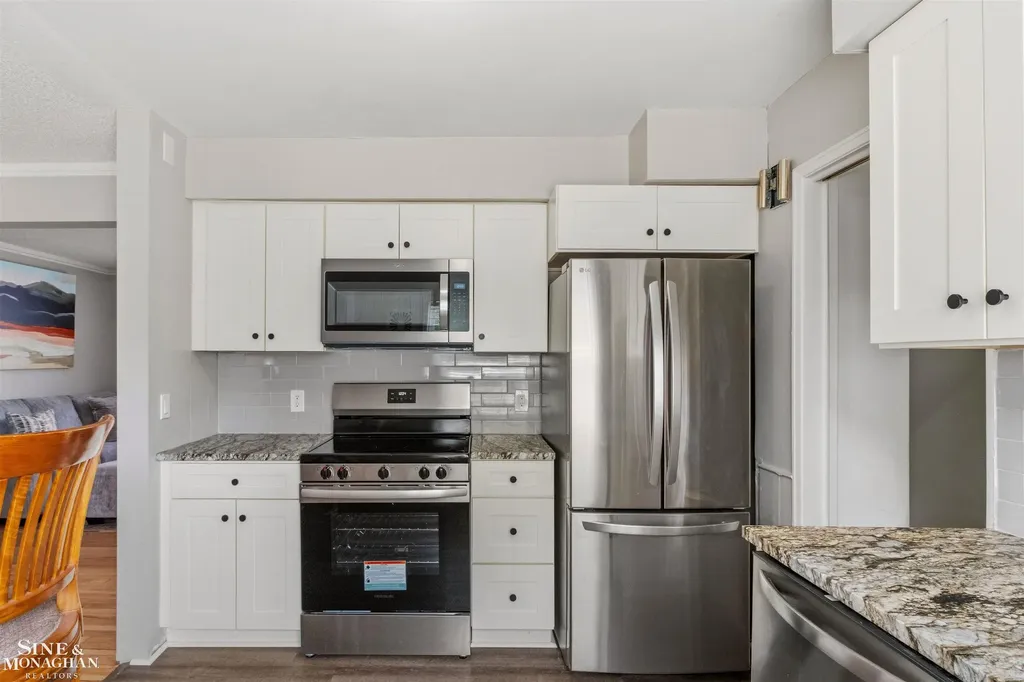 19282 Raymond Street Grosse Pointe Woods City MI 48236