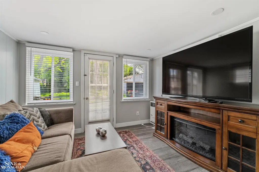 19282 Raymond Street Grosse Pointe Woods City MI 48236