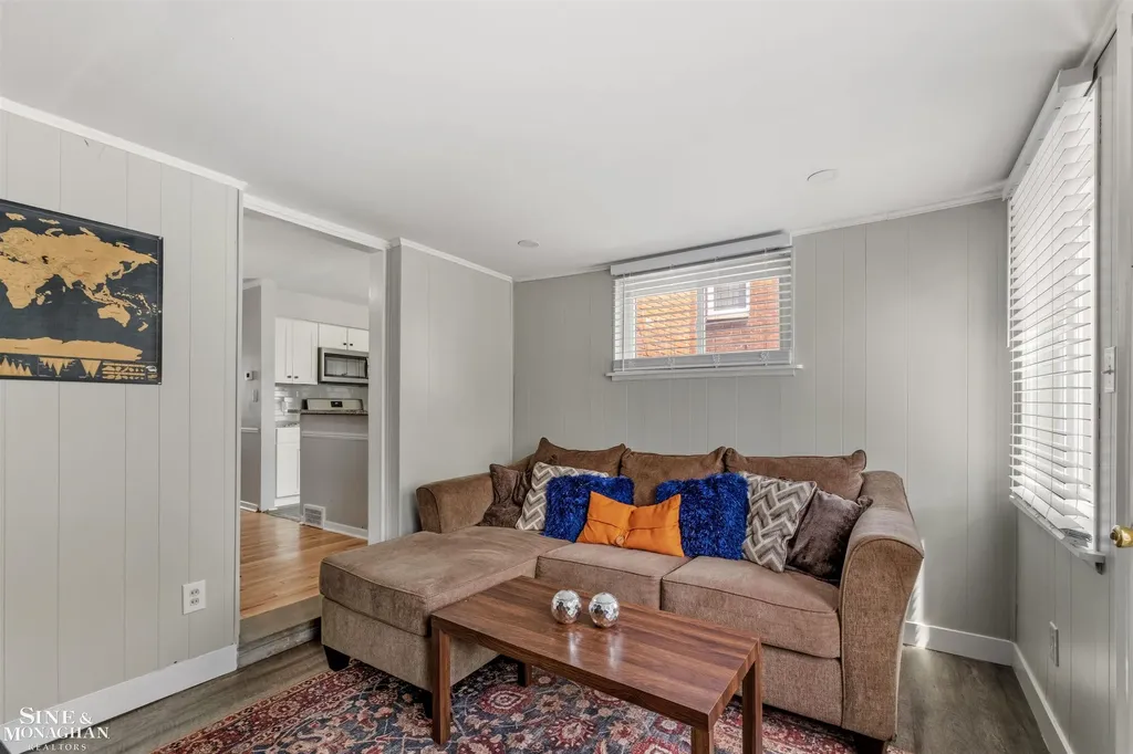 19282 Raymond Street Grosse Pointe Woods City MI 48236