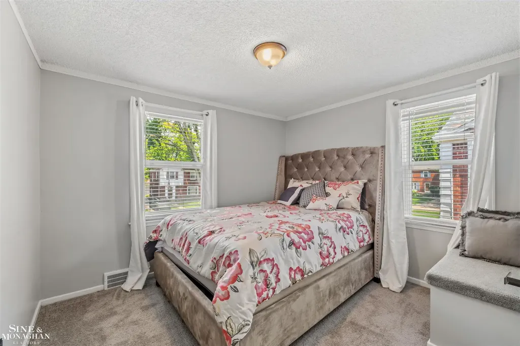 19282 Raymond Street Grosse Pointe Woods City MI 48236