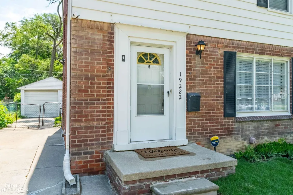 19282 Raymond Street Grosse Pointe Woods City MI 48236