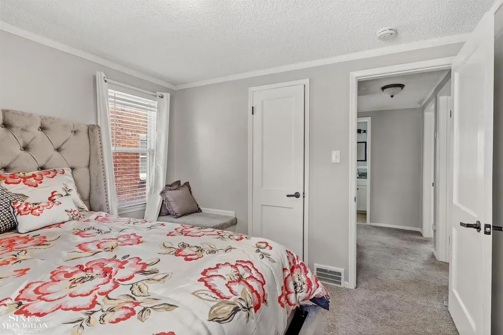 19282 Raymond Street Grosse Pointe Woods City MI 48236