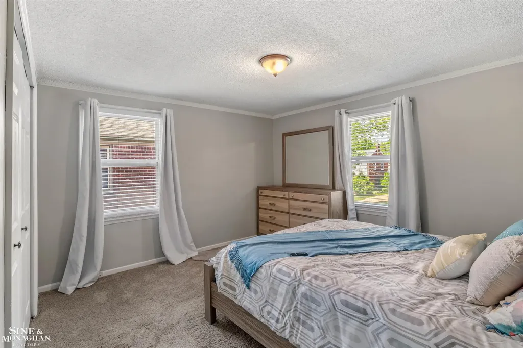 19282 Raymond Street Grosse Pointe Woods City MI 48236