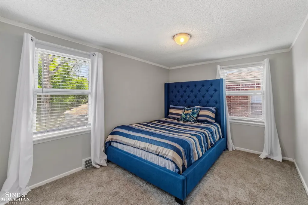 19282 Raymond Street Grosse Pointe Woods City MI 48236