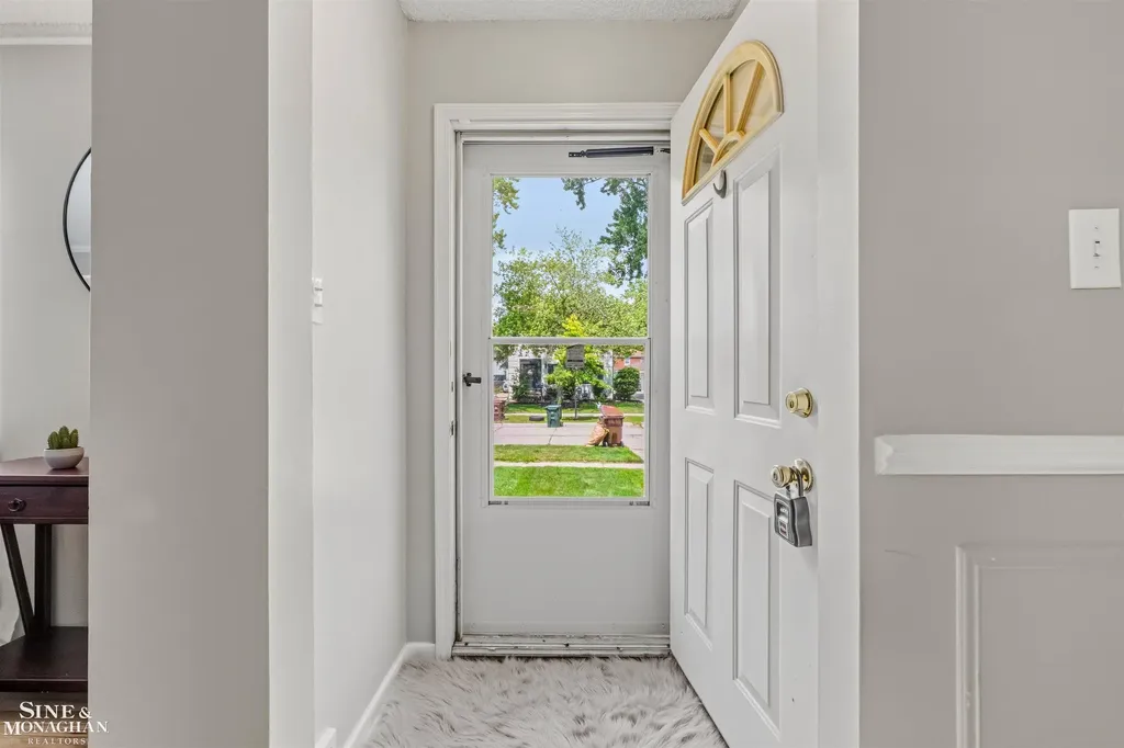 19282 Raymond Street Grosse Pointe Woods City MI 48236