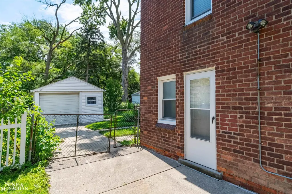 19282 Raymond Street Grosse Pointe Woods City MI 48236