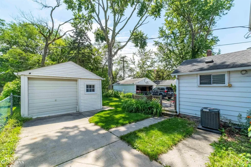 19282 Raymond Street Grosse Pointe Woods City MI 48236